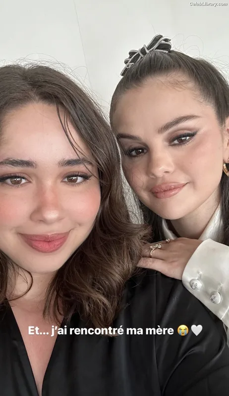 Selena Gomez photo 24 of 3523