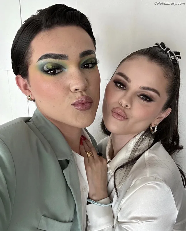 Selena Gomez photo 2 of 3523
