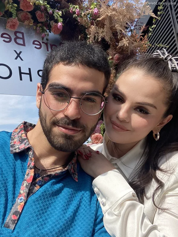 Selena Gomez photo 3 of 3523