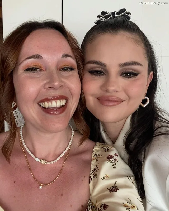 Selena Gomez photo 5 of 3523