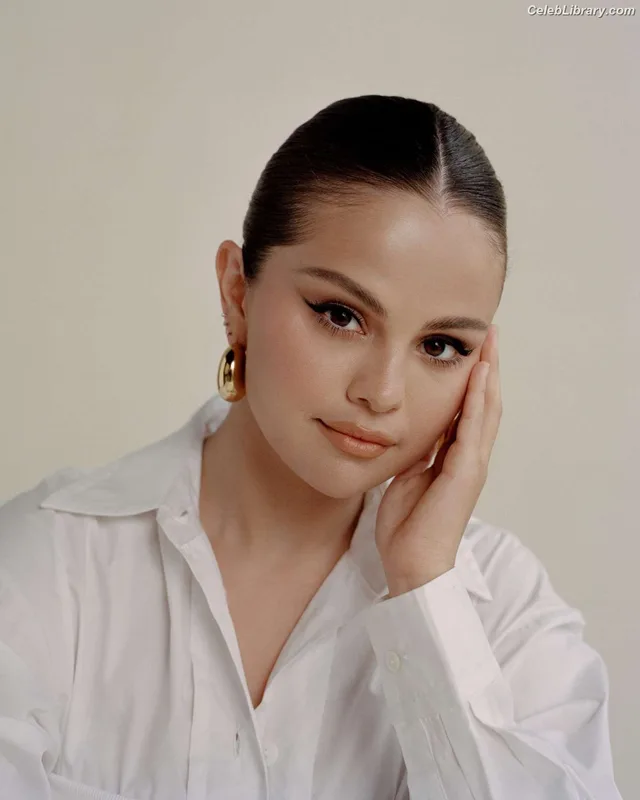 Selena Gomez photo 12 of 3523