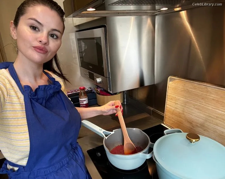 Selena Gomez photo 3 of 3523