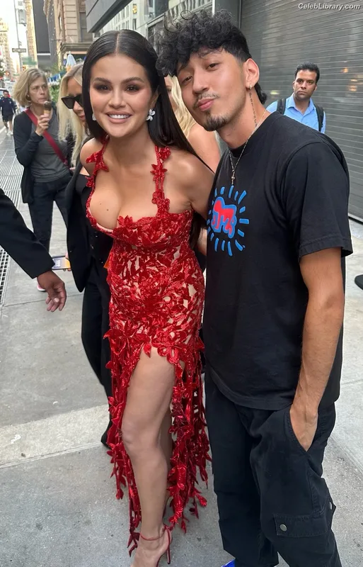 Selena Gomez photo 20 of 3523