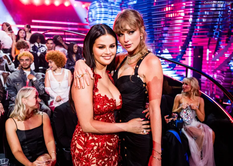 Selena Gomez photo 23 of 3523