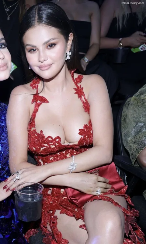 Selena Gomez photo 9 of 3523