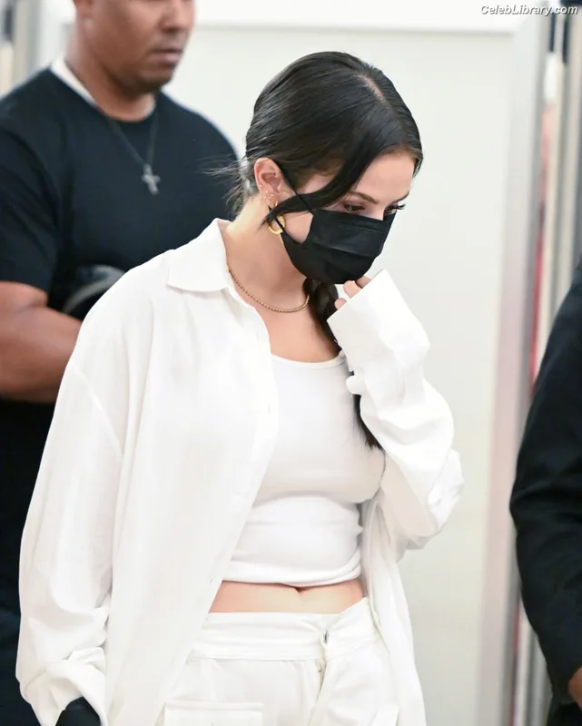 Selena Gomez photo 14 of 3523