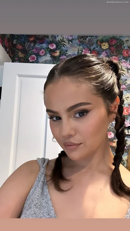 Selena Gomez photo 17 of 3523