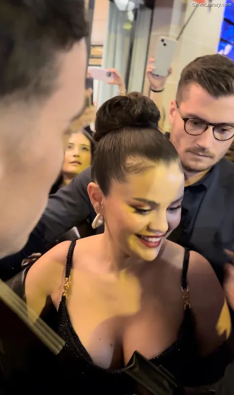 Selena Gomez photo 20 of 3523