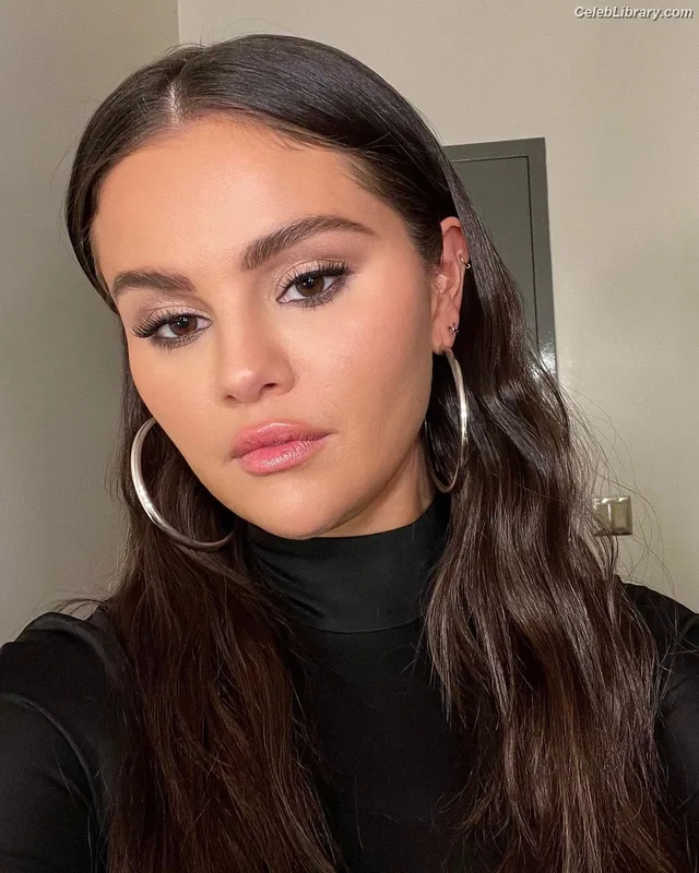 Selena Gomez photo 5 of 3523