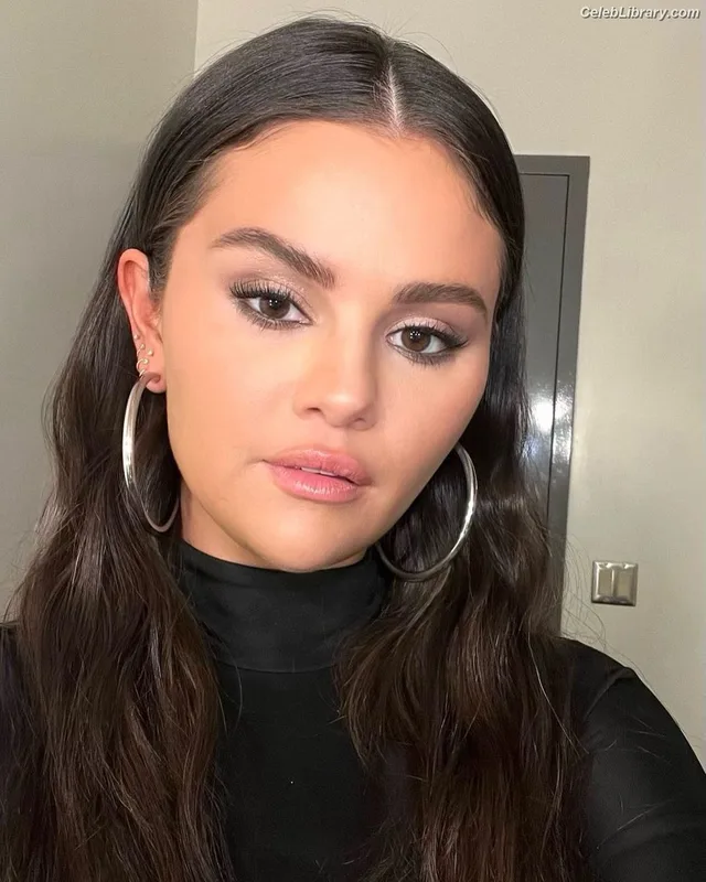 Selena Gomez photo 6 of 3523