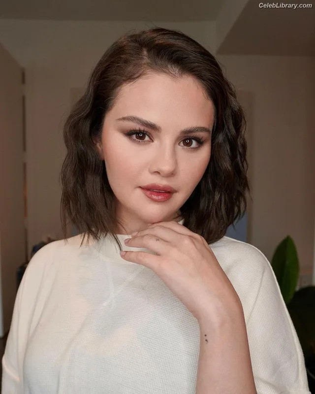 Selena Gomez photo 9 of 3523