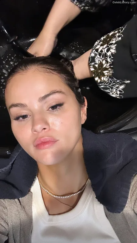 Selena Gomez photo 11 of 3523