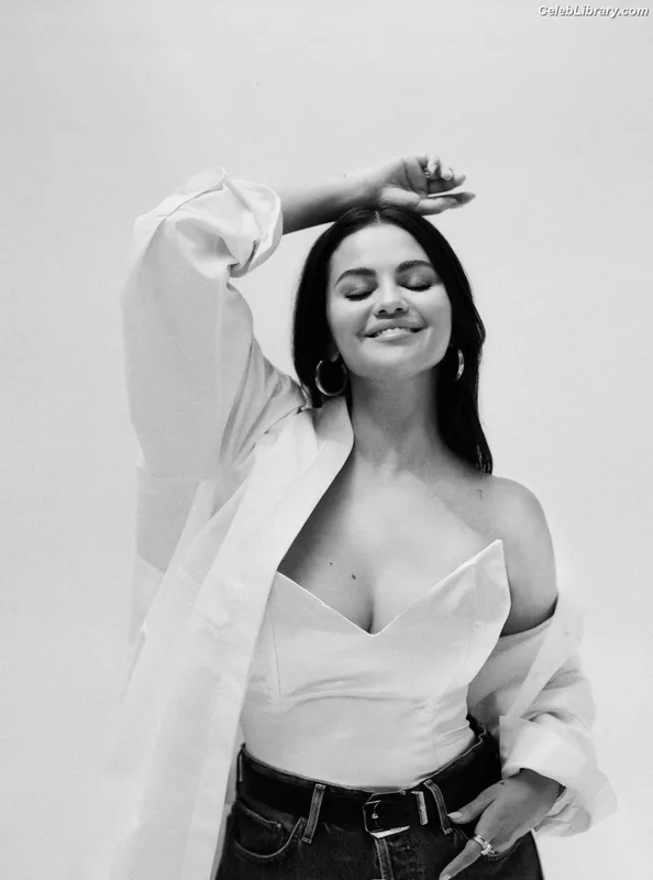 Selena Gomez photo 17 of 3523