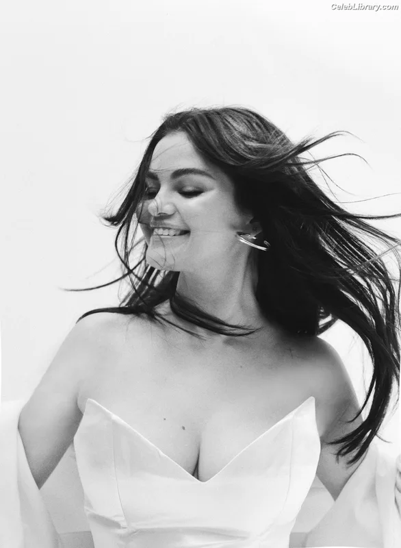 Selena Gomez photo 19 of 3523