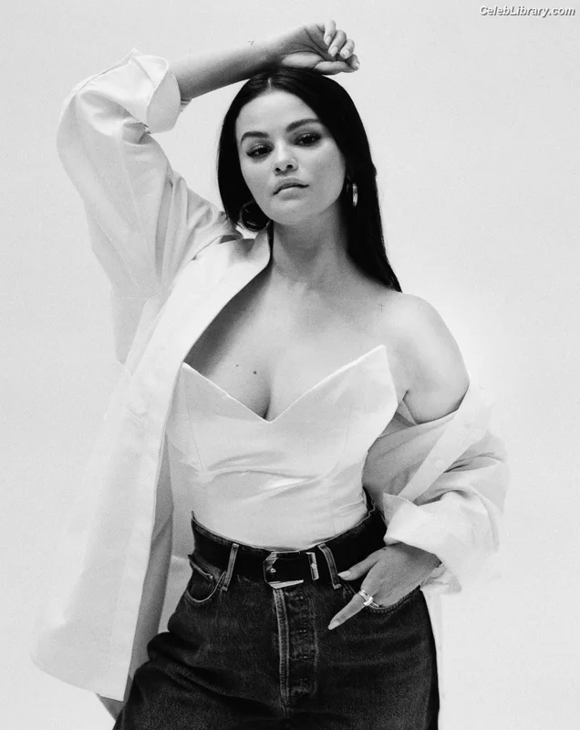Selena Gomez photo 20 of 3523