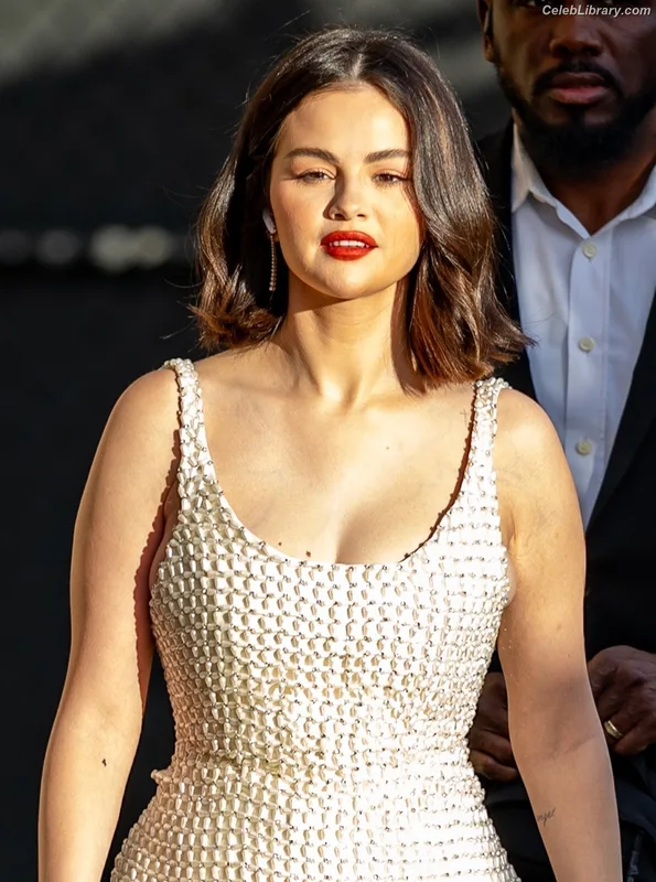 Selena Gomez photo 5 of 3523