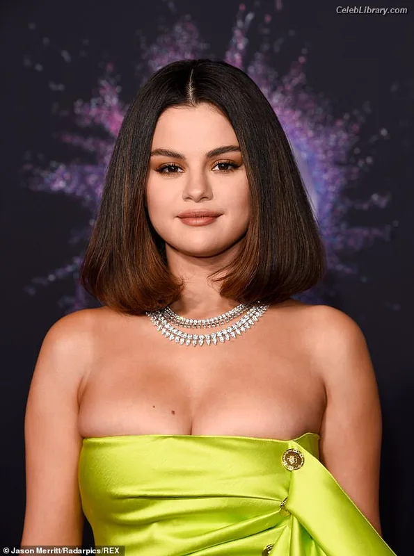 Selena Gomez photo 16 of 3523