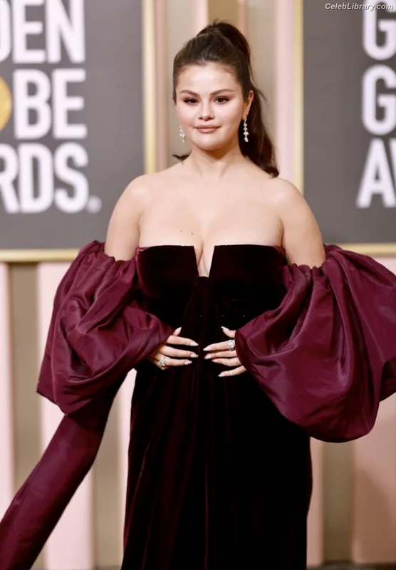 Selena Gomez photo 23 of 3523
