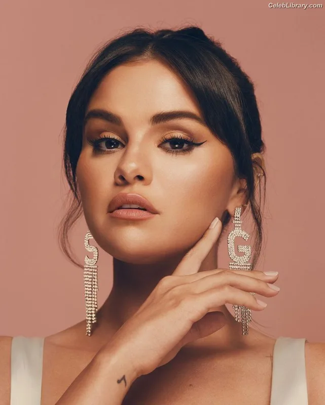 Selena Gomez photo 1 of 3523