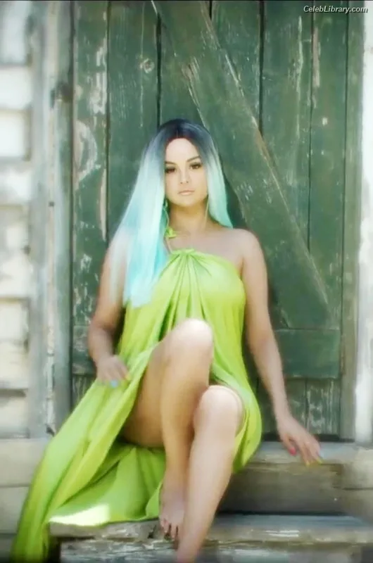 Selena Gomez photo 8 of 3523