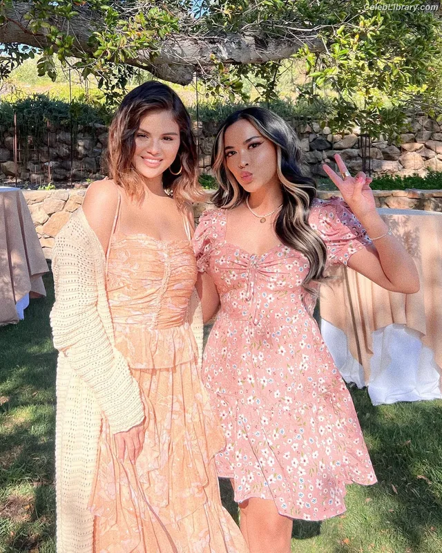 Selena Gomez photo 16 of 3523