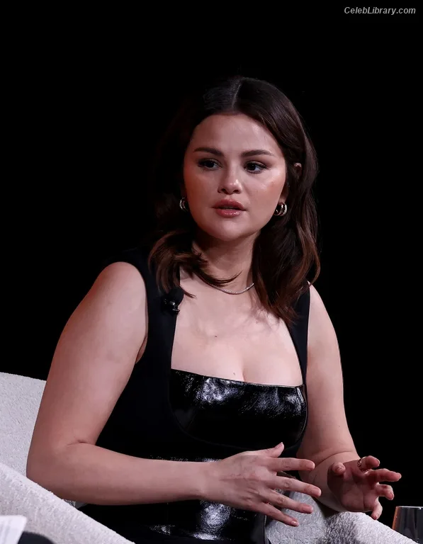 Selena Gomez photo 1 of 3523