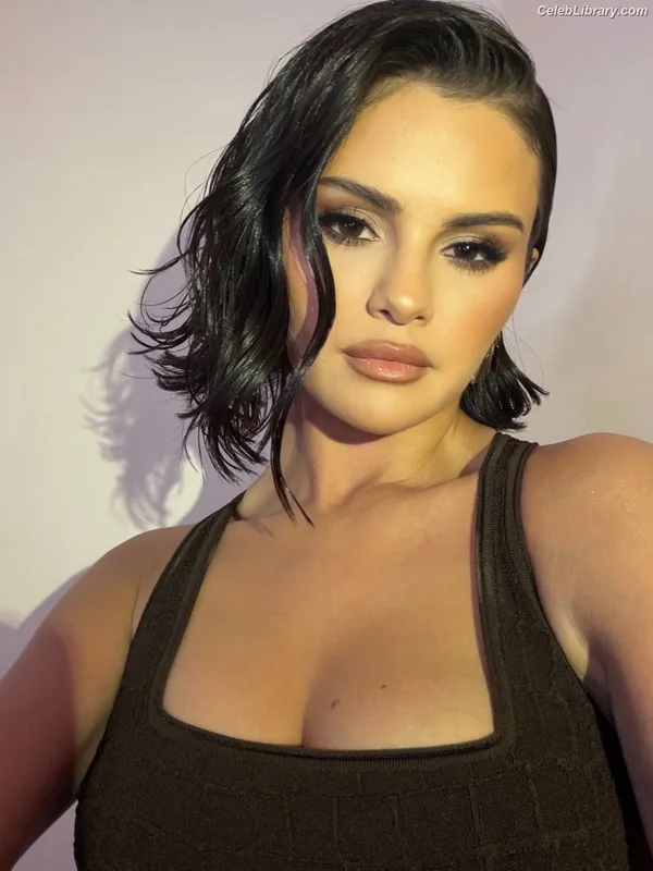 Selena Gomez photo 17 of 3523