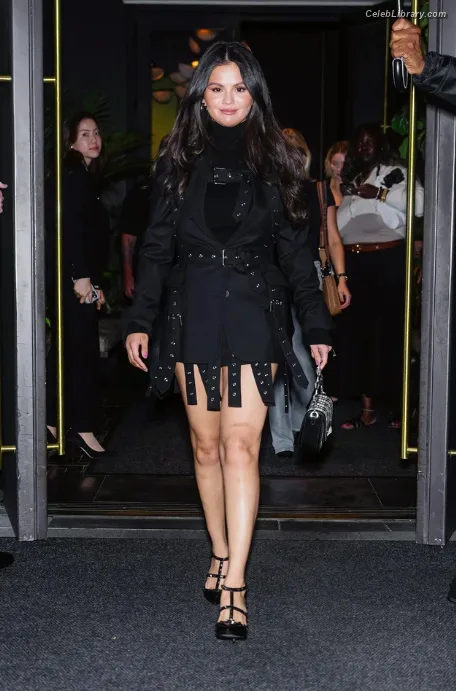 Selena Gomez photo 1 of 3523