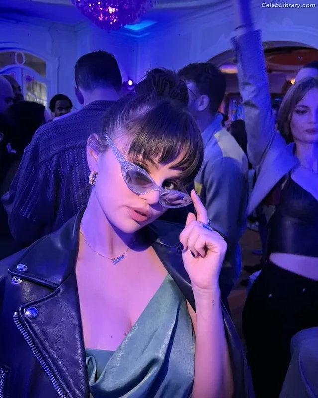Selena Gomez photo 6 of 3523