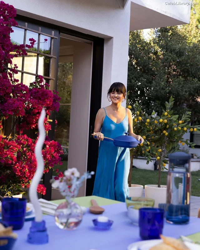 Selena Gomez photo 22 of 3523