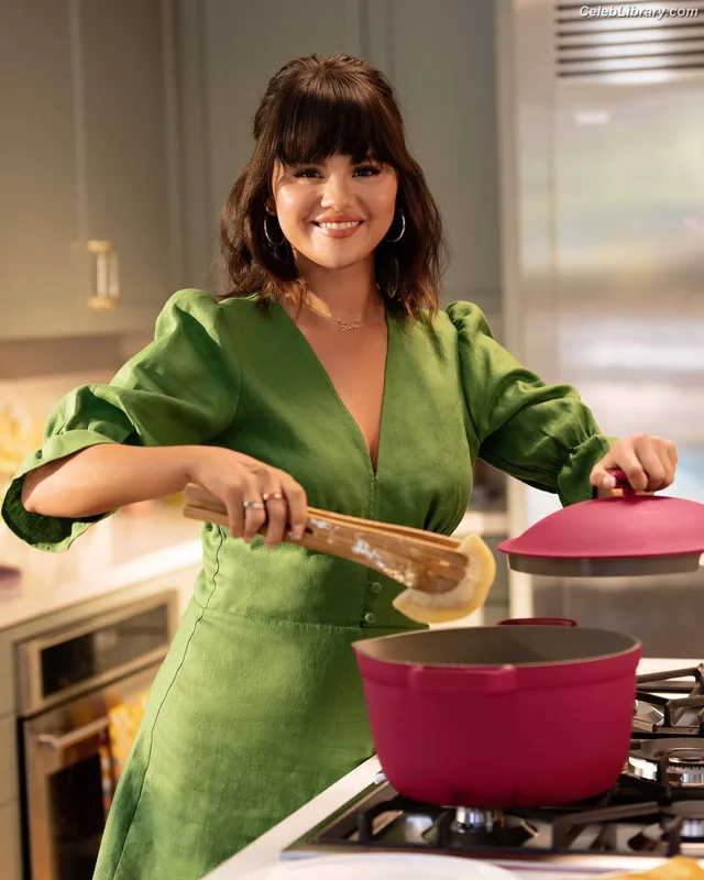 Selena Gomez photo 1 of 3523