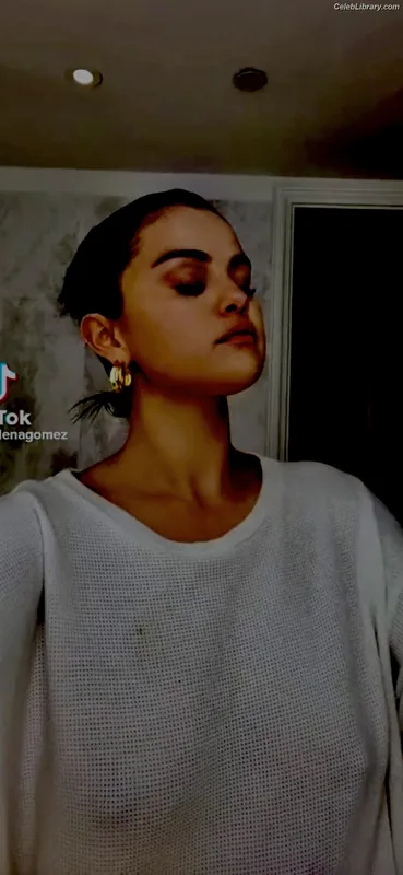 Selena Gomez photo 13 of 3523