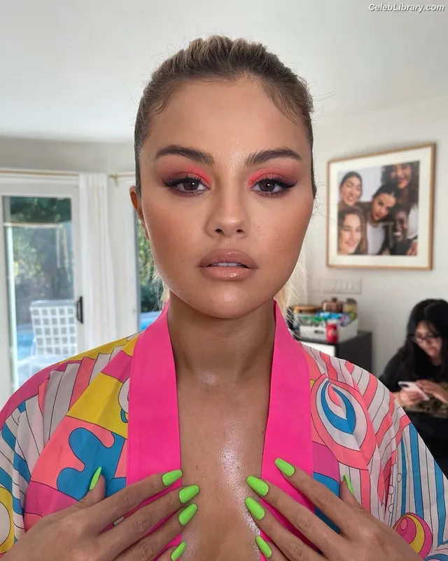 Selena Gomez photo 15 of 3523