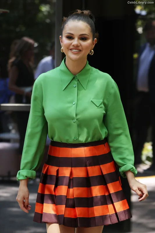 Selena Gomez photo 2 of 3523