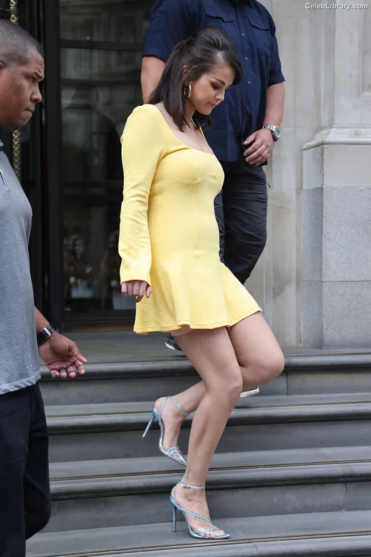 Selena Gomez photo 8 of 3523