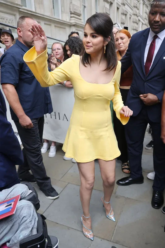 Selena Gomez photo 14 of 3523