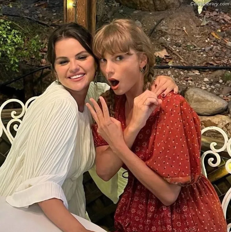 Selena Gomez photo 17 of 3523