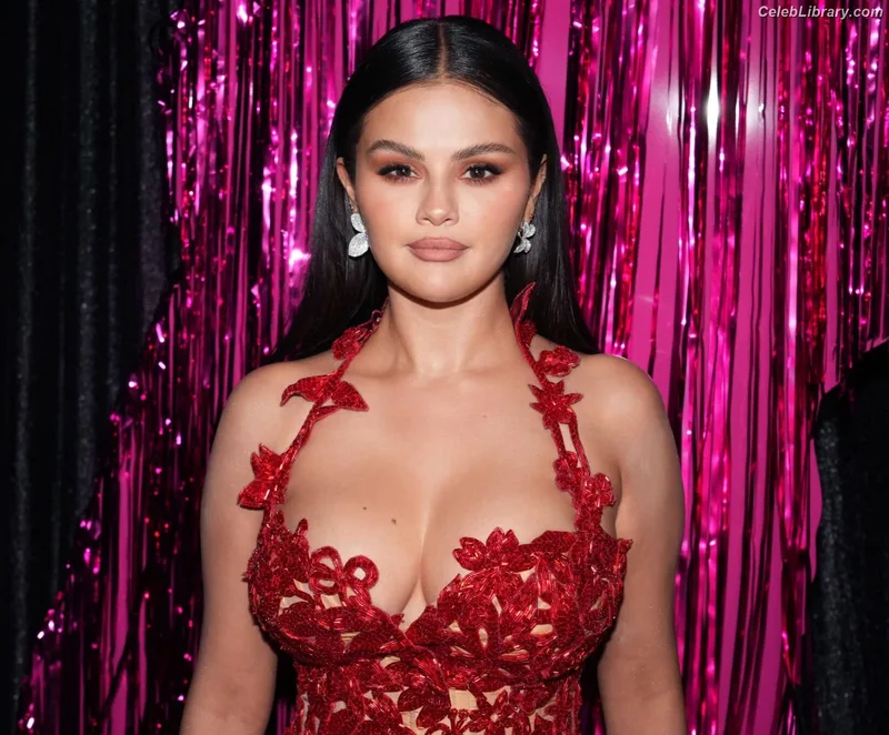 Selena Gomez photo 24 of 3523