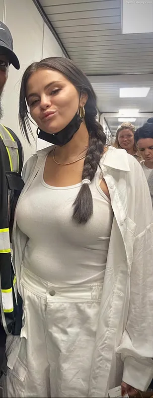 Selena Gomez photo 2 of 3523