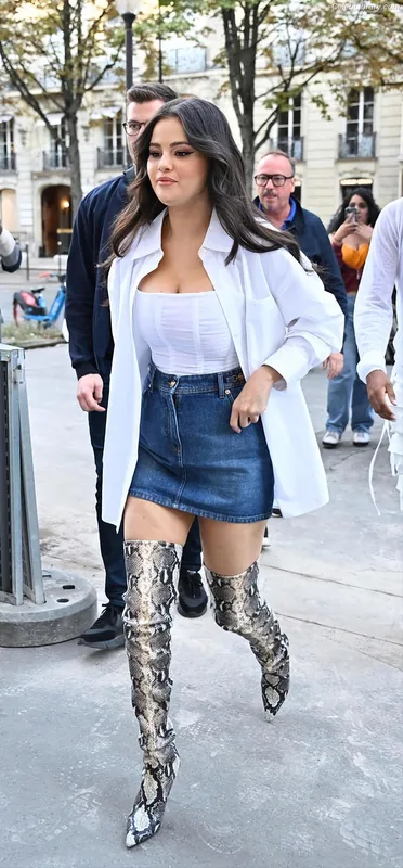 Selena Gomez photo 3 of 3523
