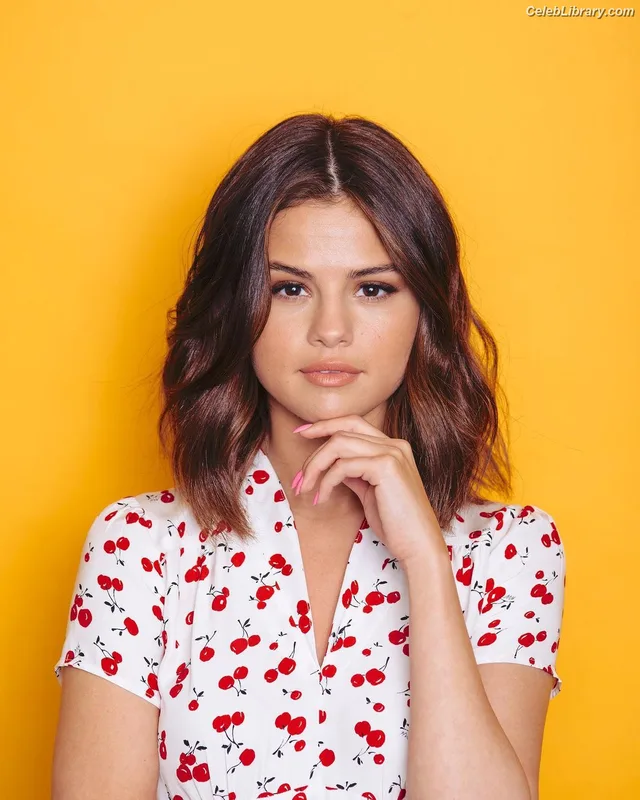 Selena Gomez photo 7 of 3523