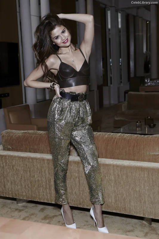 Selena Gomez photo 21 of 3523