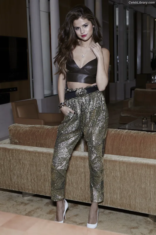 Selena Gomez photo 5 of 3523
