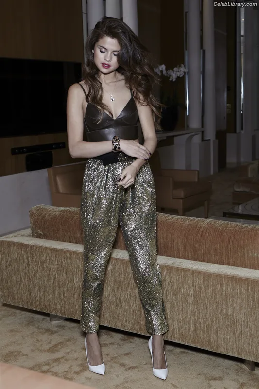 Selena Gomez photo 10 of 3523