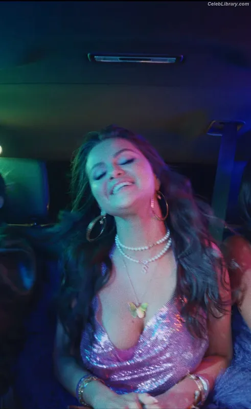 Selena Gomez photo 16 of 3523