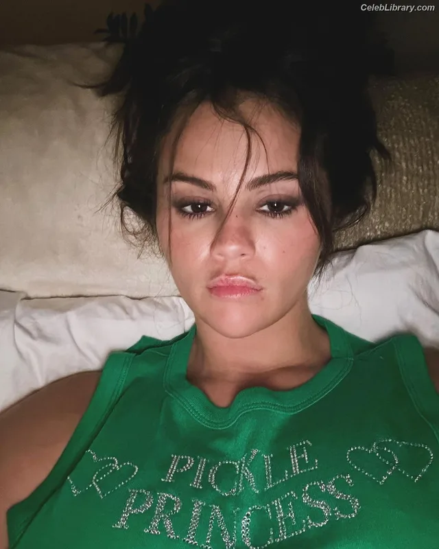 Selena Gomez photo 21 of 3523