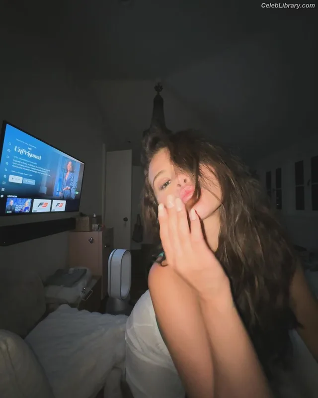 Selena Gomez photo 22 of 3523