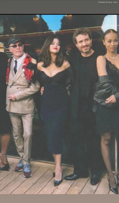 Selena Gomez photo 1 of 3523