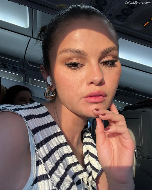Selena Gomez photo 21 of 3523