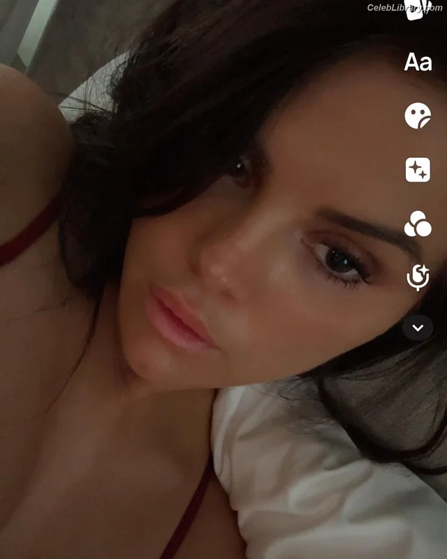 Selena Gomez photo 22 of 3523
